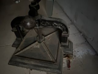 Prensa libros antigua de metal