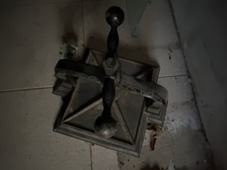 Prensa libros antigua de metal