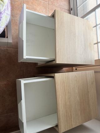 Mesitas de noche Ikea blancas y madera