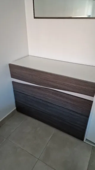 Dormitorio completo: canapé, mesitas y cómoda