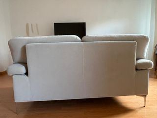 Sofá de tela beige y gris