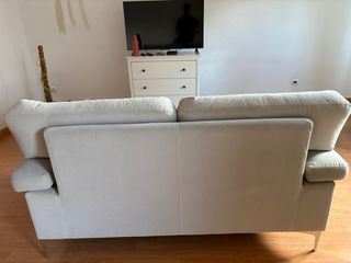 Sofá de tela beige y gris