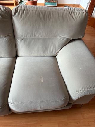 Sofá de tela beige y gris