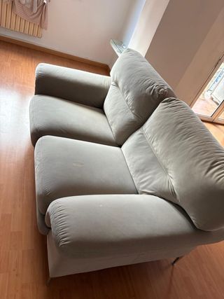 Sofá de tela beige y gris