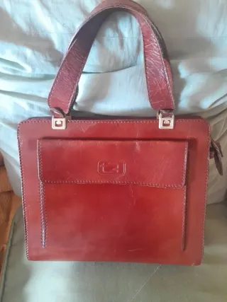 Bolso de piel marrón rojizo