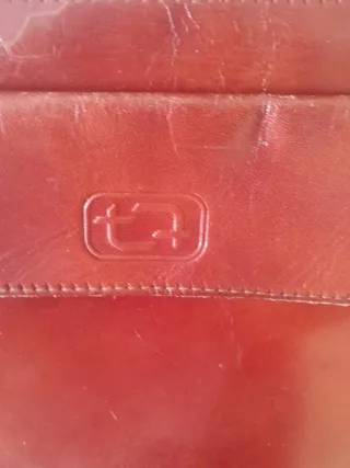 Bolso de piel marrón rojizo