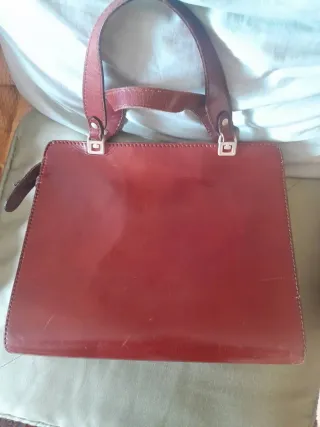 Bolso de piel marrón rojizo