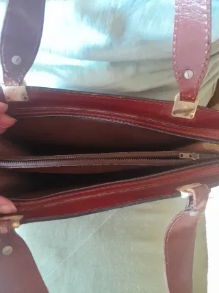 Bolso de piel marrón rojizo