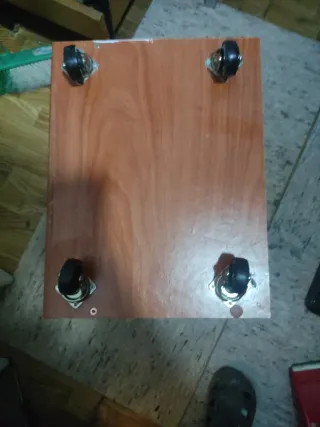 Mesita de noche de madera