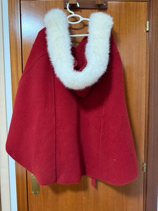 Capa burdeos con capucha y pompón