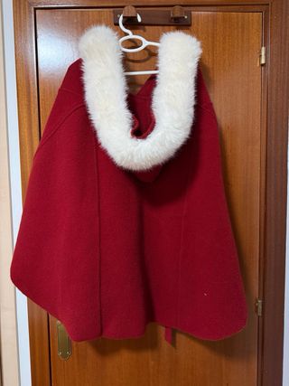 Capa burdeos con capucha y pompón