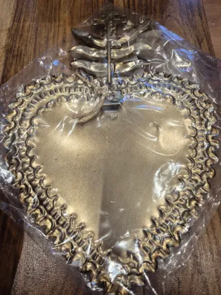 Corazón de latón decorativo mexicano