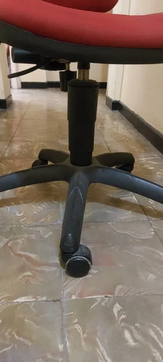 Silla de escritorio negra y roja