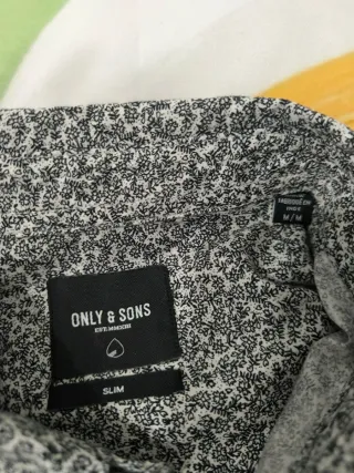 Camisa estampada gris y blanca