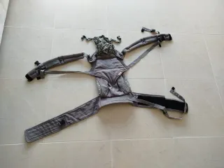 Mochila portabebés ergonómica gris