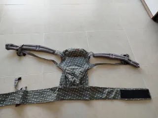 Mochila portabebés ergonómica gris