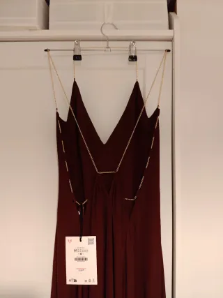 Vestido de fiesta con tirante cadena. Agotado Zara