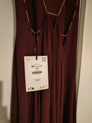 Vestido de fiesta con tirante cadena. Agotado Zara