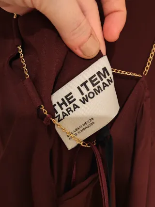 Vestido de fiesta con tirante cadena. Agotado Zara