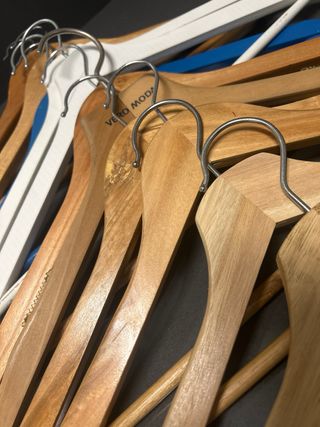 Perchas Elegantes de Madera y Metal