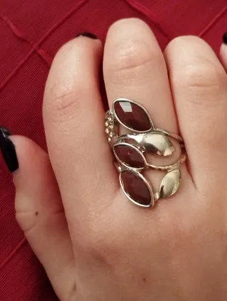 Anillo Dorado Diseño Envolvente y Piedras Marrones