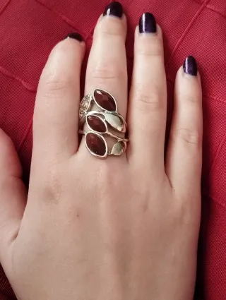 Anillo Dorado Diseño Envolvente y Piedras Marrones