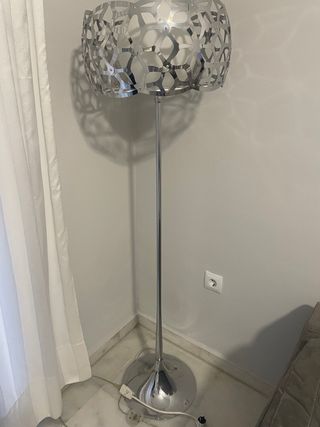 Lámpara de pie moderna plateada