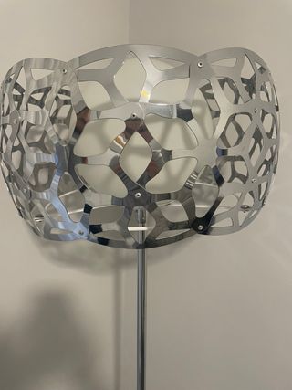 Lámpara de pie moderna plateada