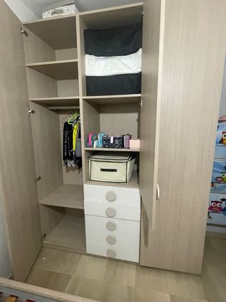 Base de cama infantil con somier y armario