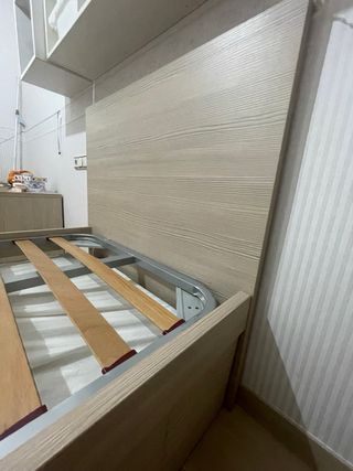 Base de cama infantil con somier y armario