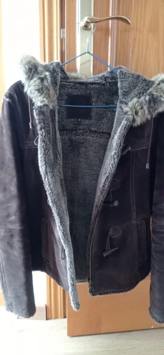 Chaqueta de piel con capucha y borrego