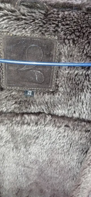 Chaqueta de piel con capucha y borrego