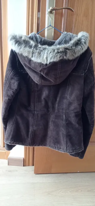 Chaqueta de piel con capucha y borrego