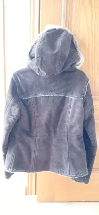 Chaqueta de piel con capucha y borrego
