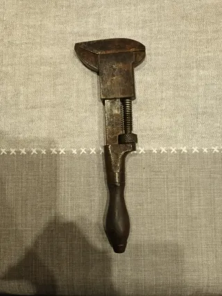 Llave ajustable antigua