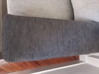 Sofá de tela gris y negro