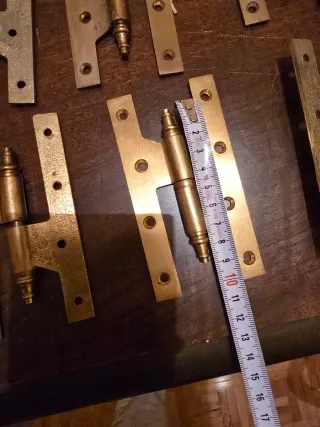 Bisagras antiguas de latón pernos herrajes metal