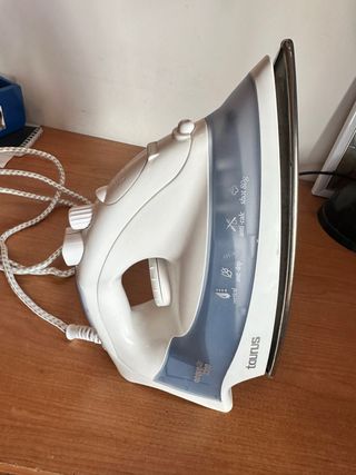 Plancha de vapor Taurus Blanca y Azul
