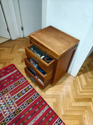 Cajonera de madera de 3 cajones.
