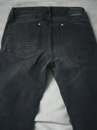 Pantalones vaqueros negros rotos