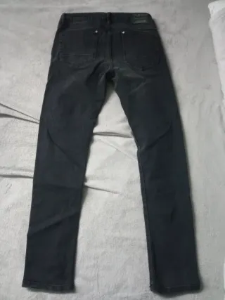 Pantalones vaqueros negros rotos