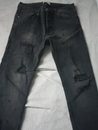 Pantalones vaqueros negros rotos