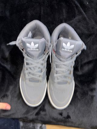 Zapatillas Adidas Grises y Blancas