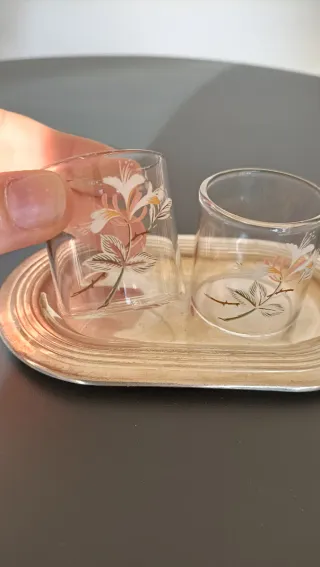 Vassoio antico con set sale e pepe