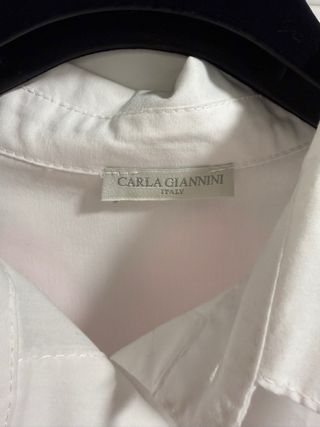 Camisa blanca Carla Giannini flor lentejuelas