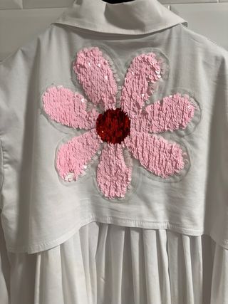 Camisa blanca Carla Giannini flor lentejuelas