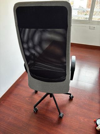 Silla de oficina ergonómica gris