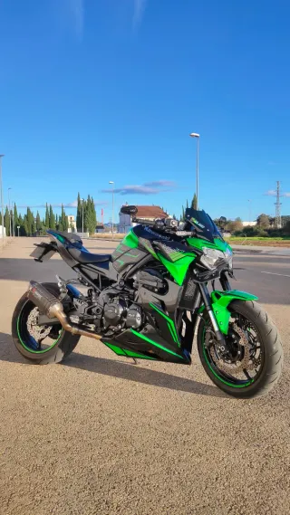 Kawasaki Z900 Negra y Verde