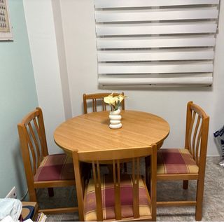 Mesa y 4 sillas de madera