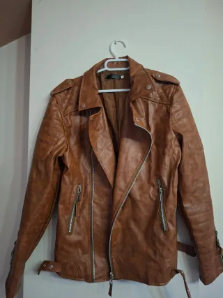 Chaqueta efecto cuero marrón chico